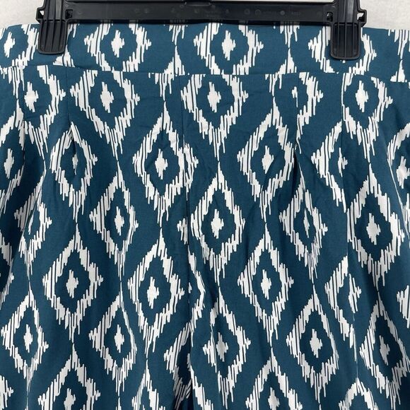 Torrid Women’s Shorts Size 3 Pull On Challis  Shorts Green NWT - Picture 2 of 4